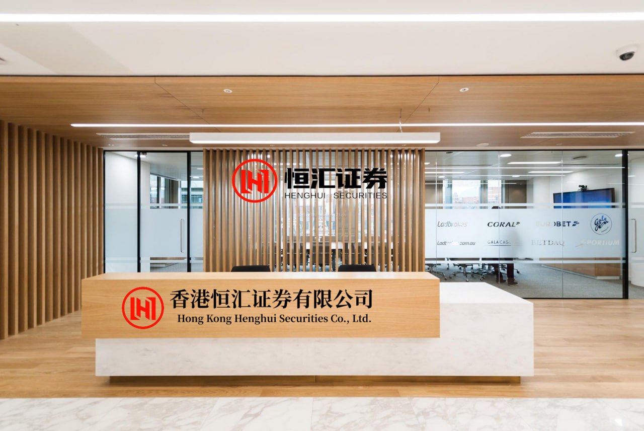 伯乐配资 一个汉奸小队长，正拿蘸了凉水的皮鞭，抽一个地下党。抽到一半，手停在半空，因为发现吊在房梁上这个快断气的，是出了五服的亲外甥。1939年的冀南大地，深秋的冷雨像是细碎的铁钉，敲在县城伪军据点的瓦楞上。审讯室里，煤油灯的火苗发疯似地乱窜，映着墙上那道忽大忽小的黑影。刘德山举着蘸饱了凉水...